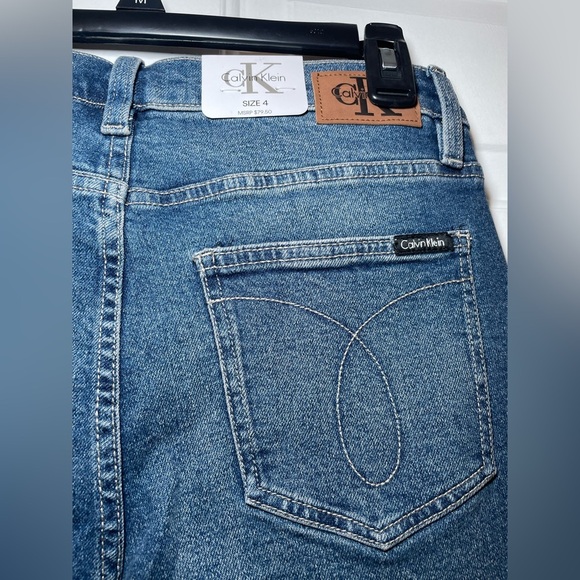 Calvin Klein Woman’s Vintage High Rise Jeans Size 4 NWT Straight Leg Medium Wash - Picture 8 of 10